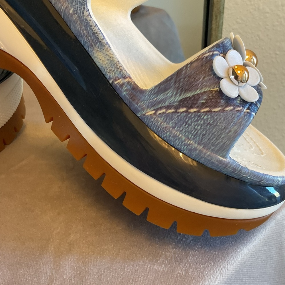 Crocs Mega Crush Blue Denim Print Sandals with Floral and Pearls Charms Sz 10w - Picture 3 of 7
